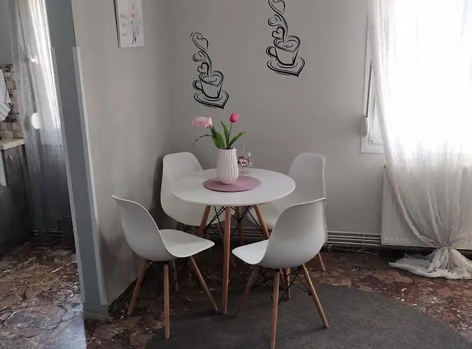 George's Old House Apartment